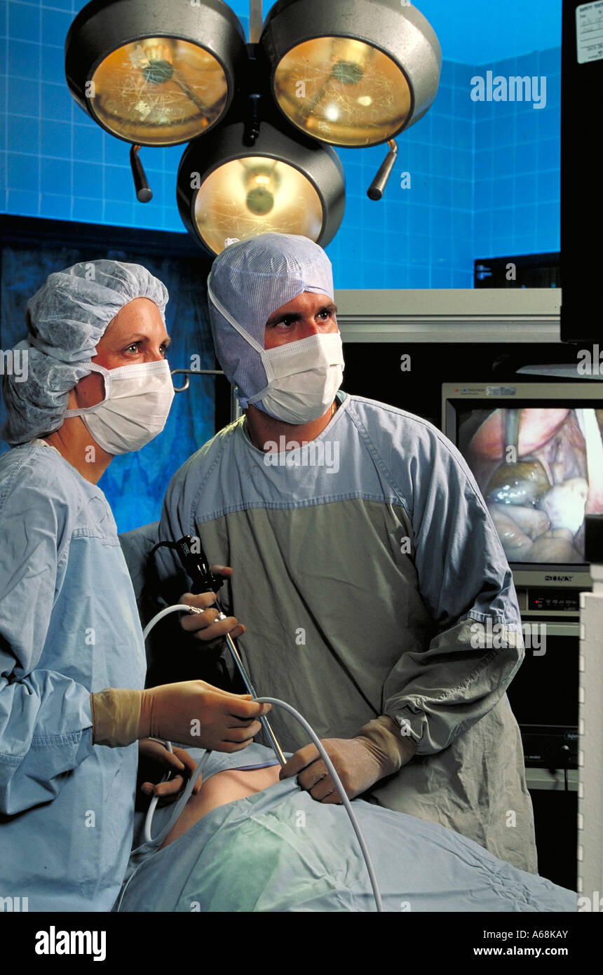 Chirurgien utilise un champ d'une caméra à fibre optique avec attched pour passer à travers une petite incision et localiser la source du problème. Banque D'Images