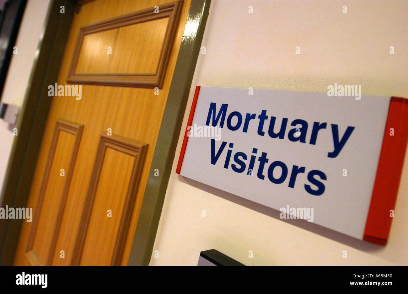 Visiteurs mortuaire signer dans un hôpital Banque D'Images