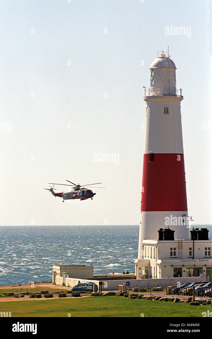 Un hélicoptère de sauvetage de la Garde côtière par vol Portland Bill lighthouse à Portland, dans le Dorset UK Grande-Bretagne Banque D'Images