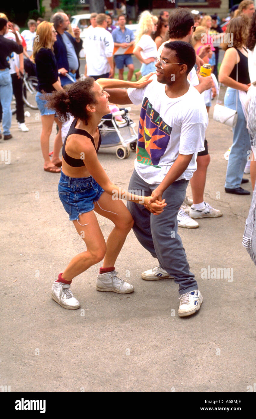 La danse à l'un des groupes de rock sudiste au Grand vieux jours de célébration de 21 ans. St Paul Minnesota USA Banque D'Images