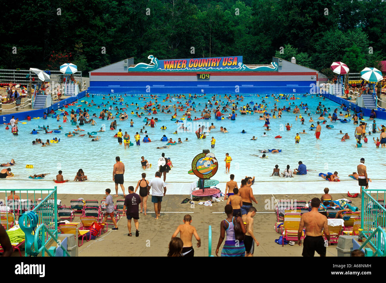 Pays de l'eau piscine à vagues à Busch Gardens Williamsburg en Virginie Banque D'Images