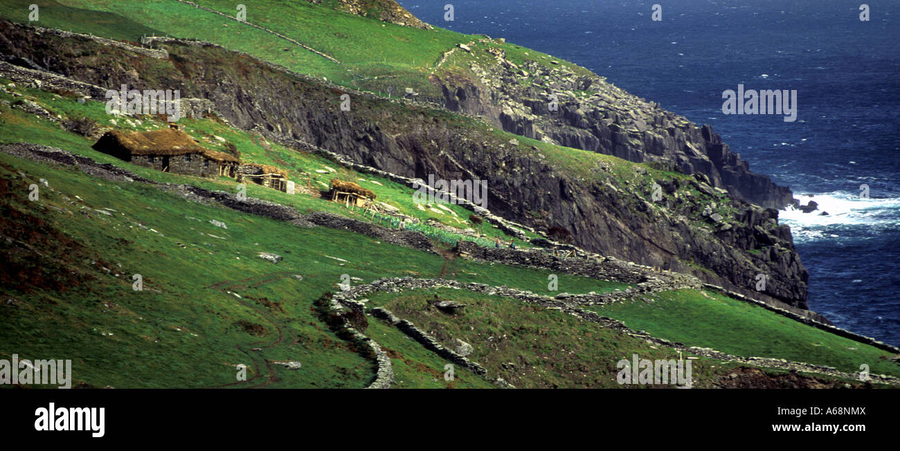 Chaumière traditionnelle donnant sur l'océan County Kerry Ireland Banque D'Images