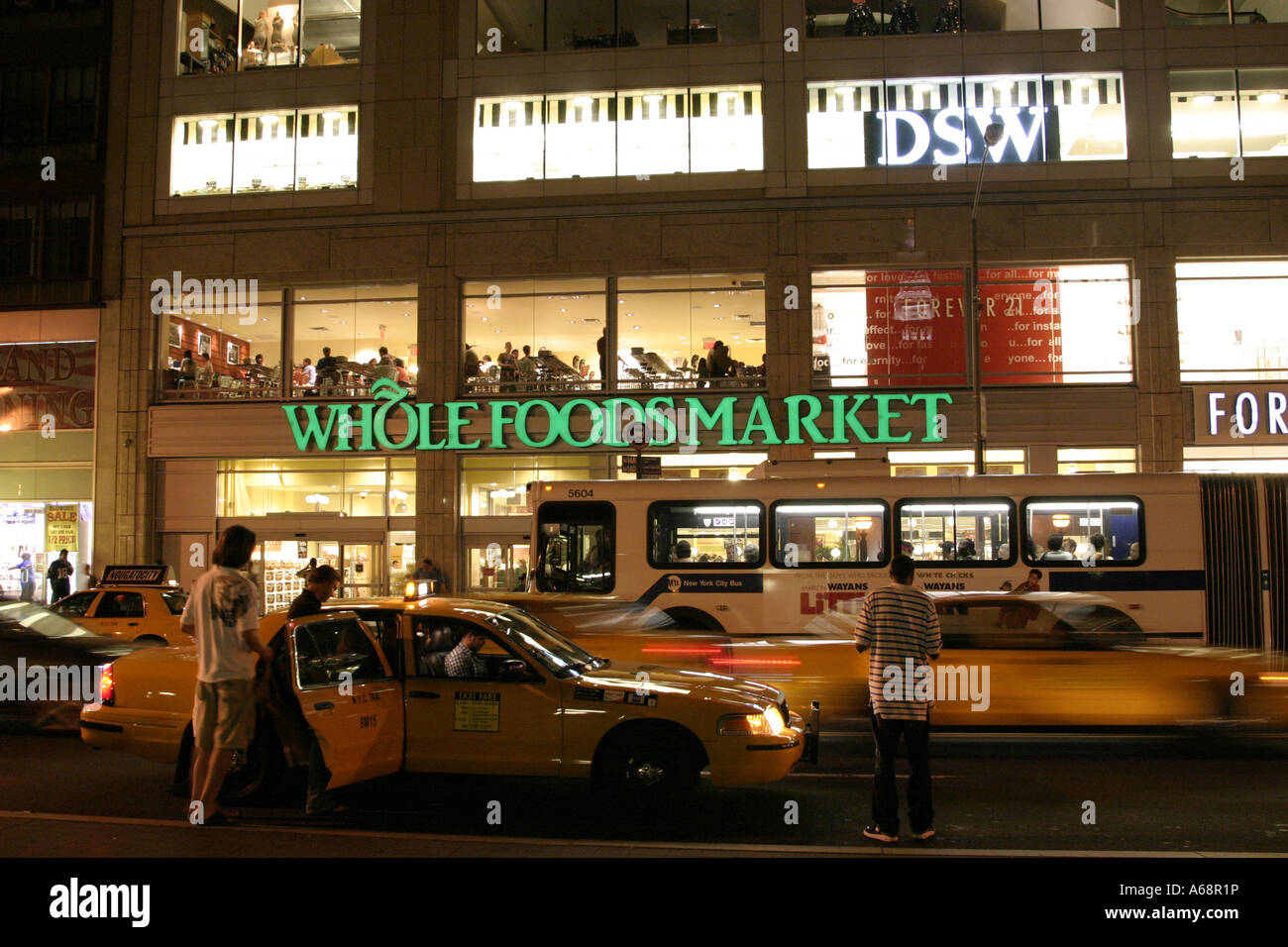 Taxis en face de Whole Foods Market à NEW YORK (Union Square) Banque D'Images
