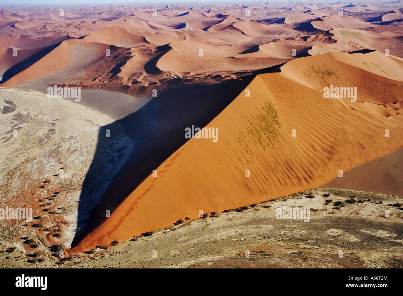 Vue aérienne de sanddunes du désert du Namib en Namibie Banque D'Images