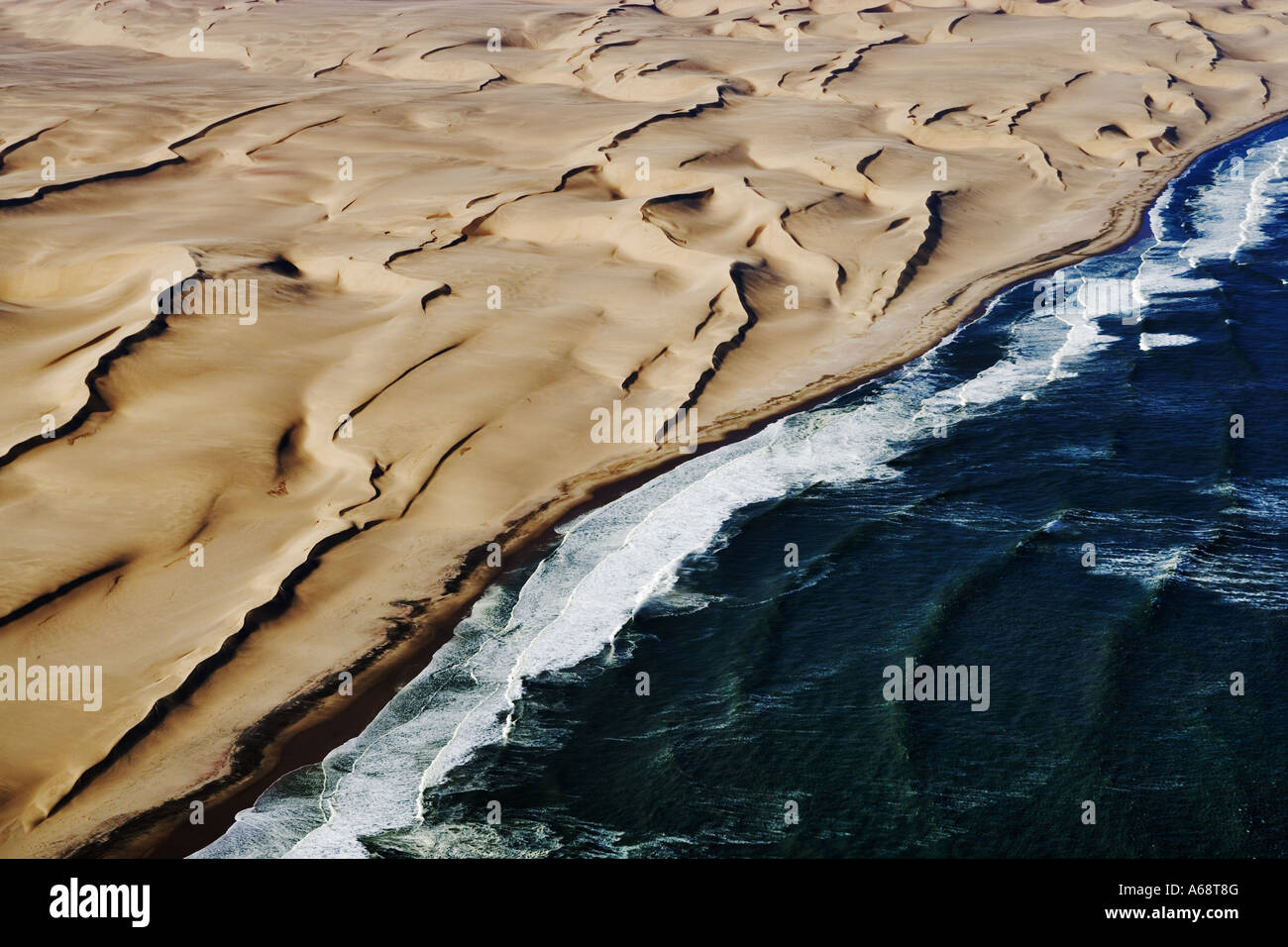 Vue aérienne des dunes côtières du désert du Namib en Namibie Banque D'Images