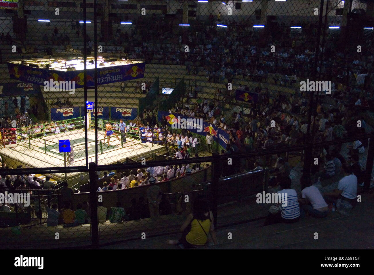 Rajadamnern stadium, Muay Thai fight en cours- fin de la première série (Bangkok, Thaïlande). Banque D'Images