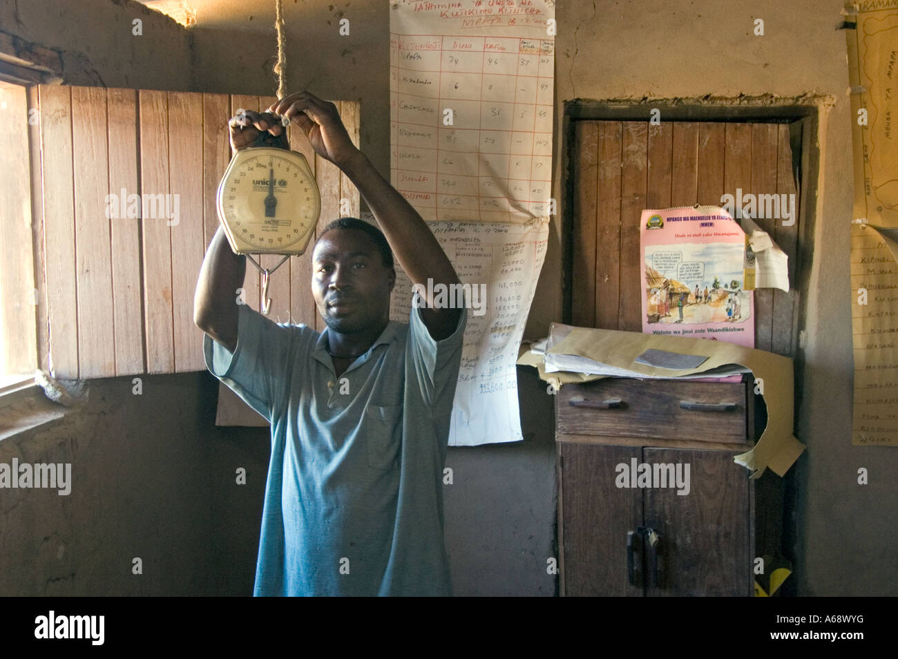 Clinique de santé maternelle et infantile, Kilimatinde, Tanzanie. Un agent de santé détermine une échelle de peser les enfants. Banque D'Images