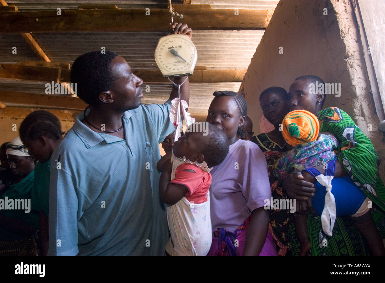 Pesant un enfant à la mère et de l'enfant clinique, Kilimatinde, Tanzanie Banque D'Images