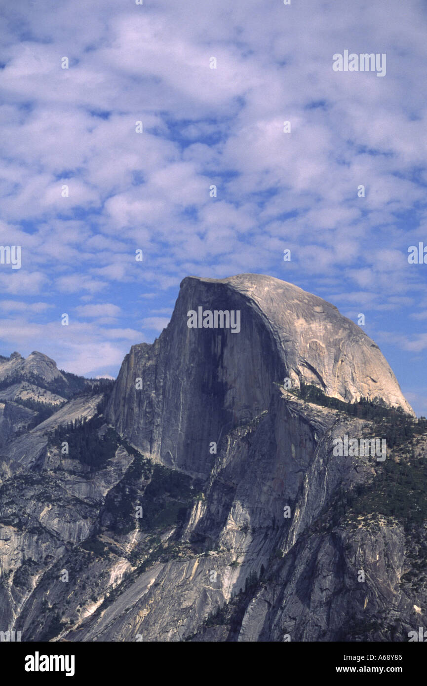 Les territoires du visage de demi-dôme sous un ciel partiellement nuageux Yosemite Valley California USA Banque D'Images