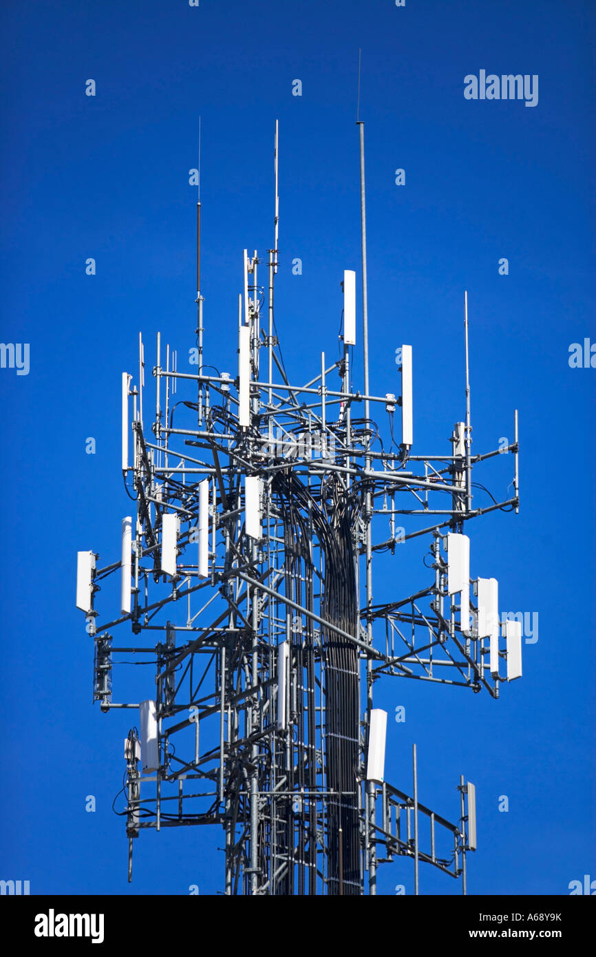 Tour de téléphonie cellulaire, de la radio, de la télévision, antenne, téléphone cellulaire, téléphone, téléphone, EN PLEIN AIR, COPY SPACE, SKY, télécommunications, TOUR Banque D'Images