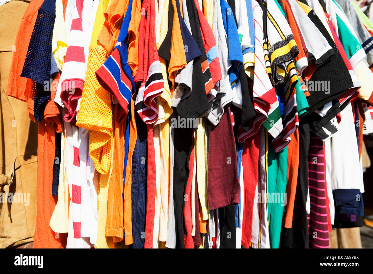 De vieux vêtements, marché aux puces, pendaison, RACK, obsolète, POUR LA VENTE, L'ANCIEN, LA MODE, daté, pas cher, acheter, colorées, couleurs, chemises, Banque D'Images