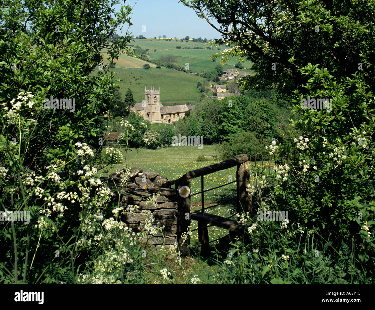 Vue sur stile au village de Naunton, Gloucestershire, Cotswolds, en Angleterre. Banque D'Images