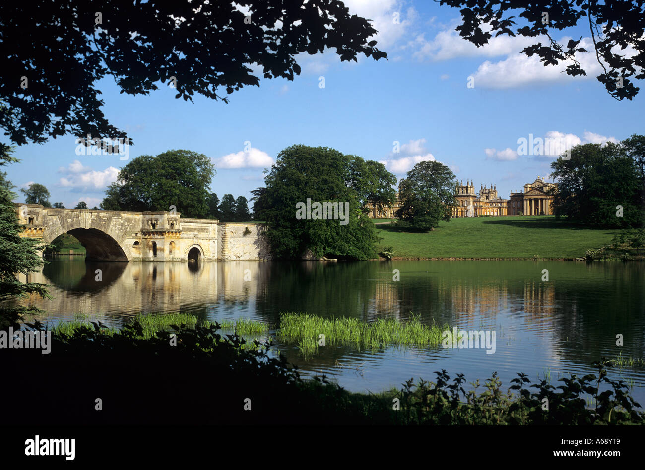 Lac de pont, et le nord-ouest de l'altitude de Blenheim Palace à Woodstock, en Angleterre. Banque D'Images