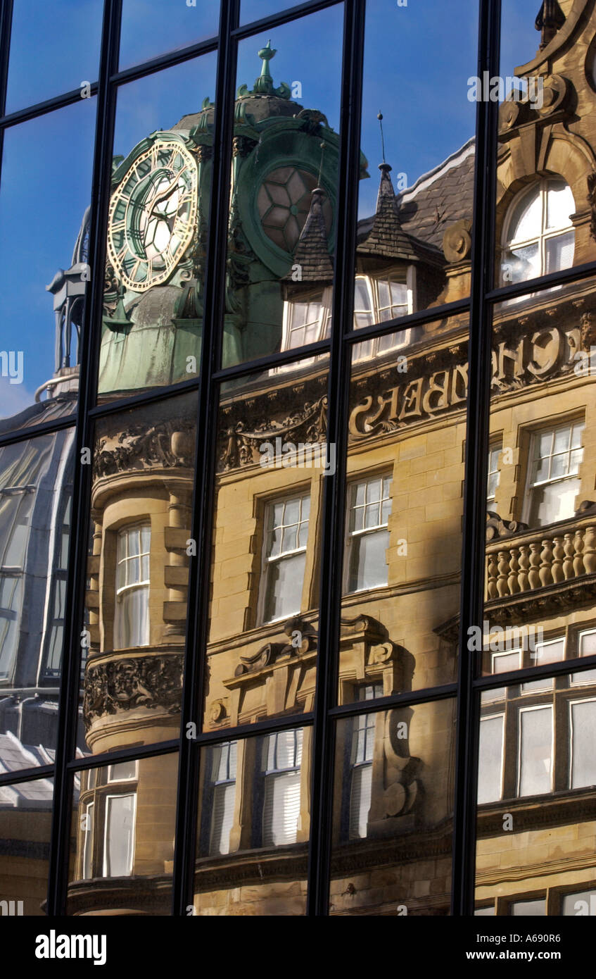 Reflet d'Emerson Édifice Chambers dans le centre commercial Eldon Square, Newcastle, Angleterre, Royaume-Uni Banque D'Images