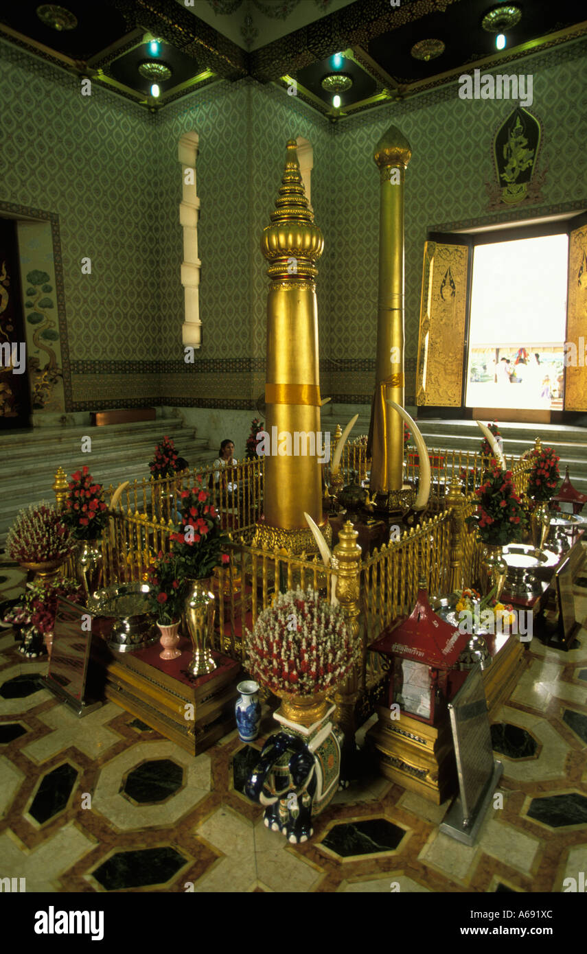 La feuille d'or deux piliers de bois à l'intérieur du Lak Muang culte à Bangkok en Thaïlande Banque D'Images