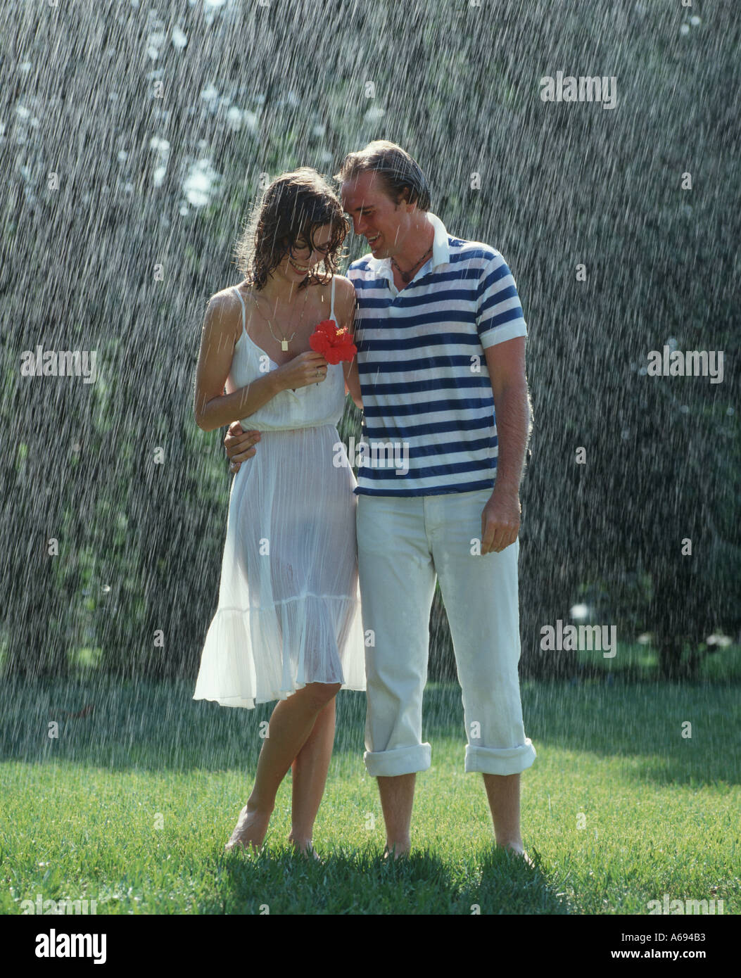 Romantic couple walking in the Rain in park Banque D'Images