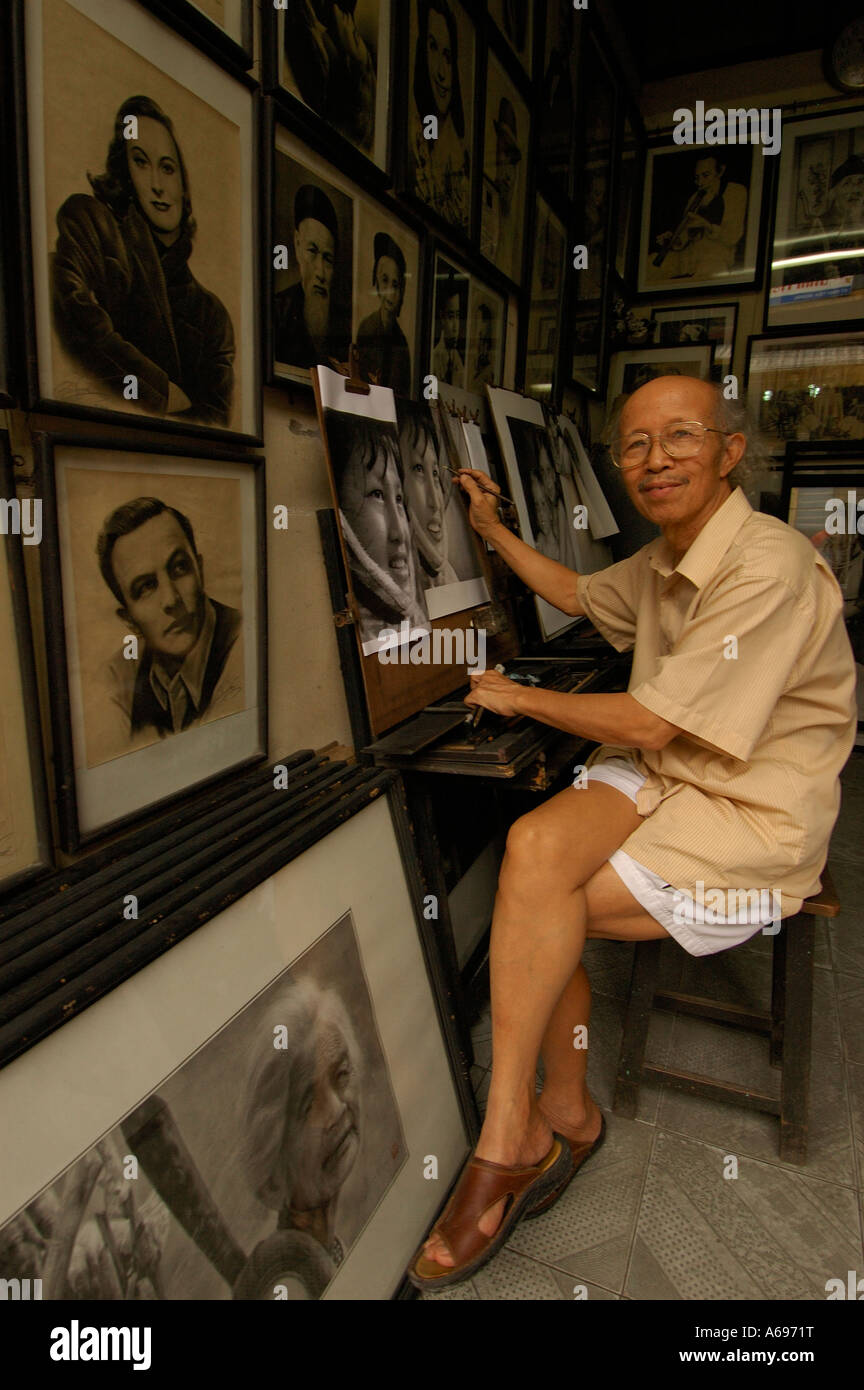 Une reproduction locale artiste dans sa galerie de Hanoi, Vietnam Banque D'Images