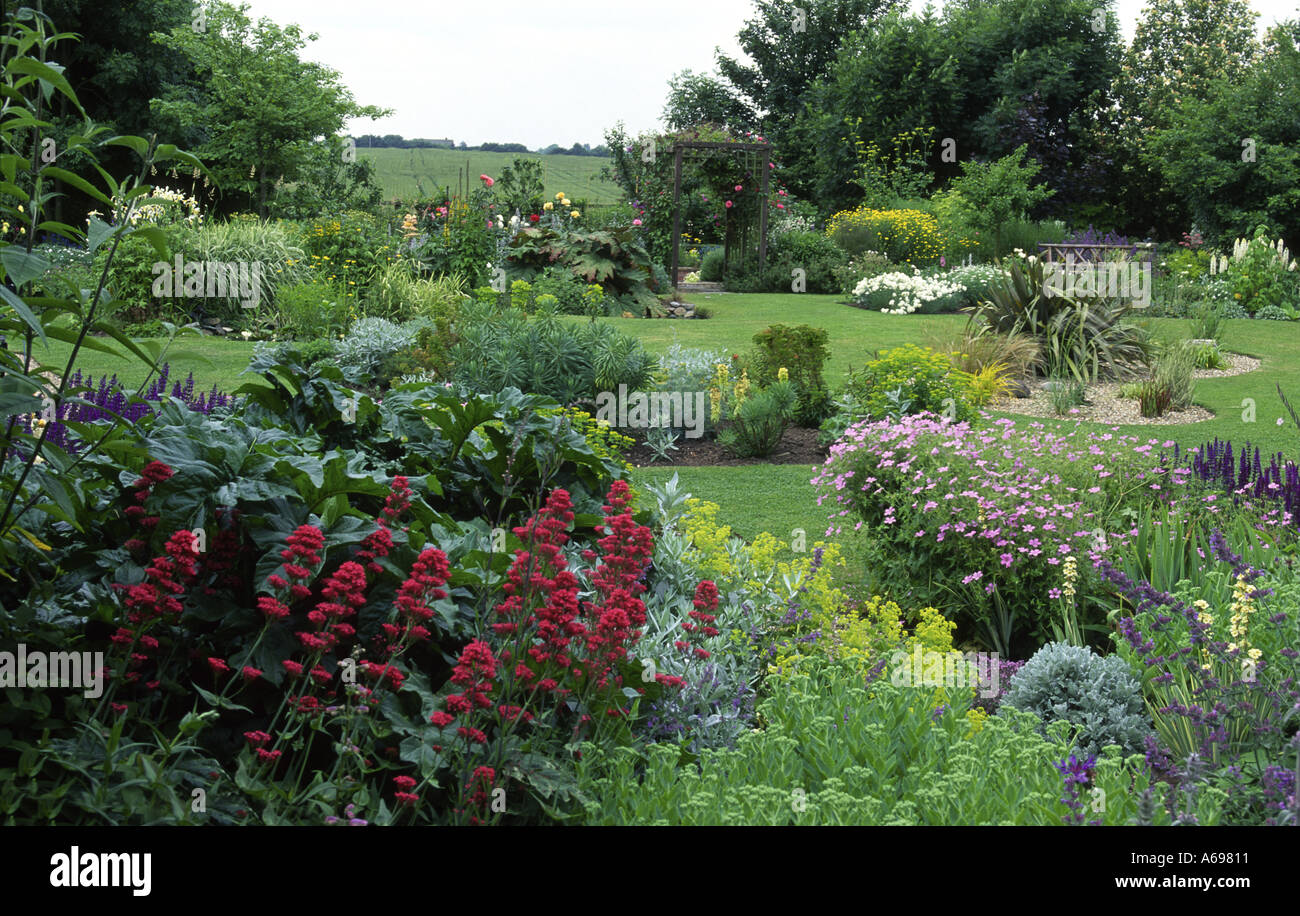 Jardin ouvert avec la salvia peut nuit divers géraniums et Campanula Banque D'Images