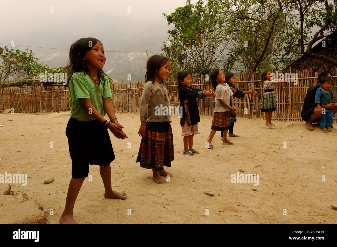 Les jeunes enfants Hmong noir en tissu traditionnel de l'éducation physique dans la pratique l'avant petite école de Lao Chai, SAPA, Vietnam Banque D'Images