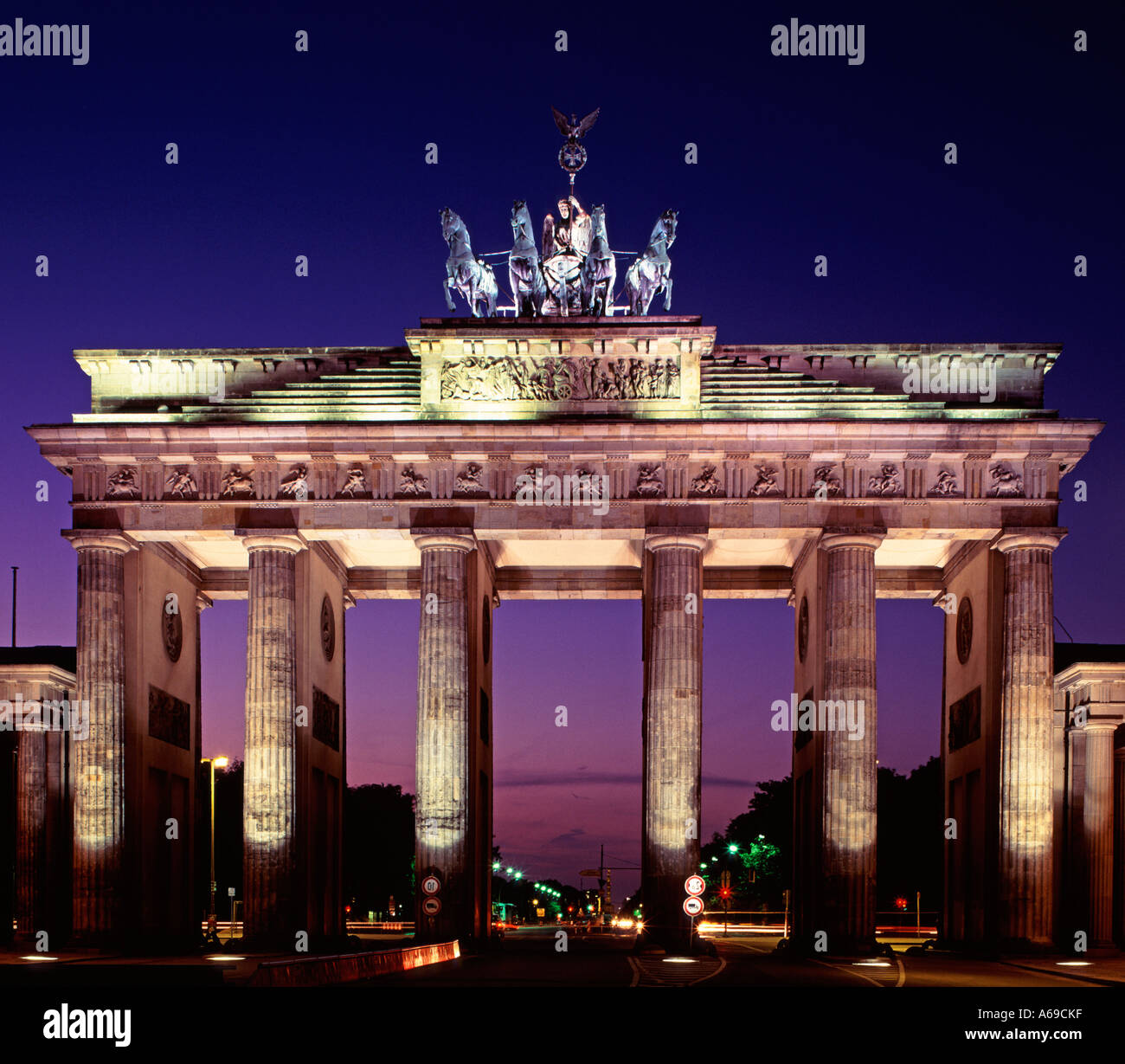 L'Europe, Allemagne, Berlin, Porte de Brandebourg au crépuscule Banque D'Images