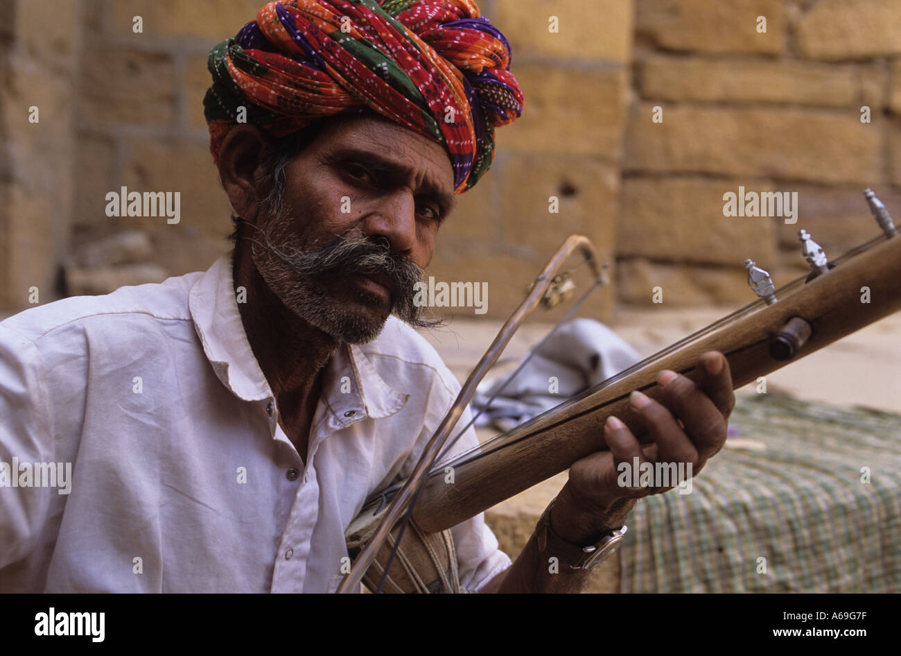 Homme jouant de Sarod Jaisalmer Banque D'Images