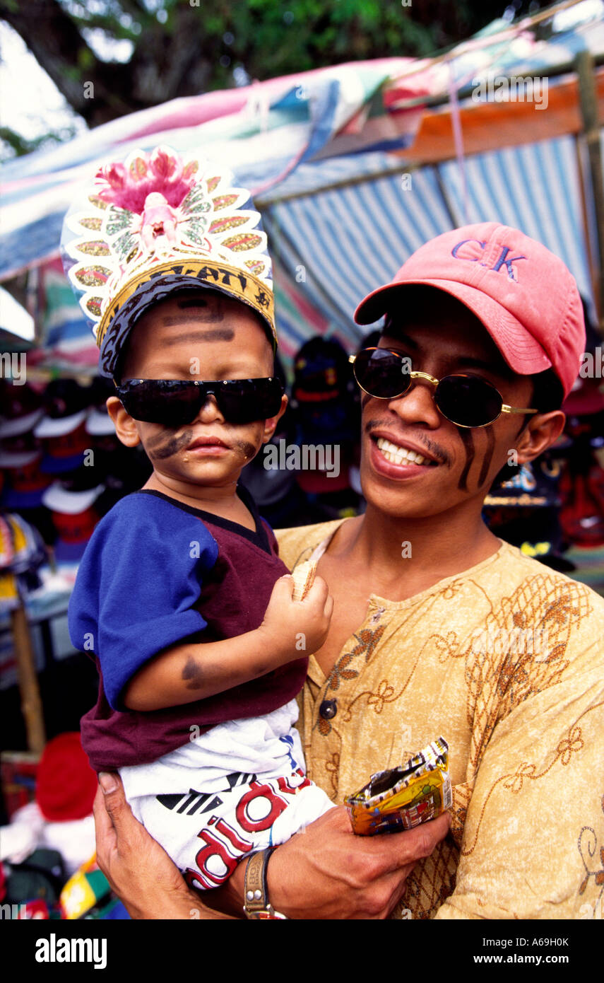 Philippines Ibajay Panay festival Ati Atihan fêtards père et fils Banque D'Images