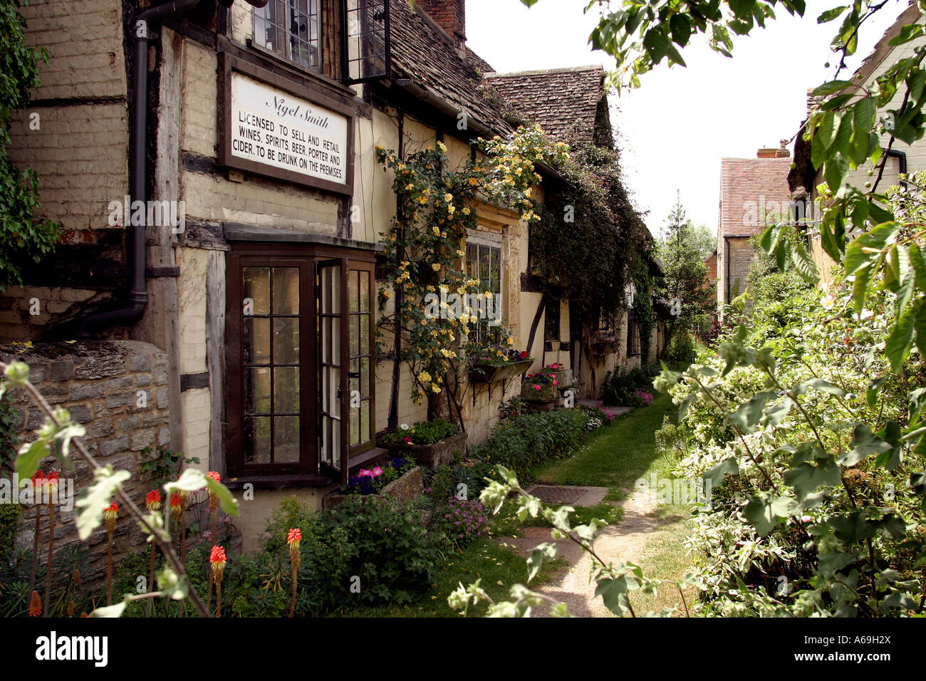 UK South Littleton Worcestershire the Fleece inn garden Banque D'Images