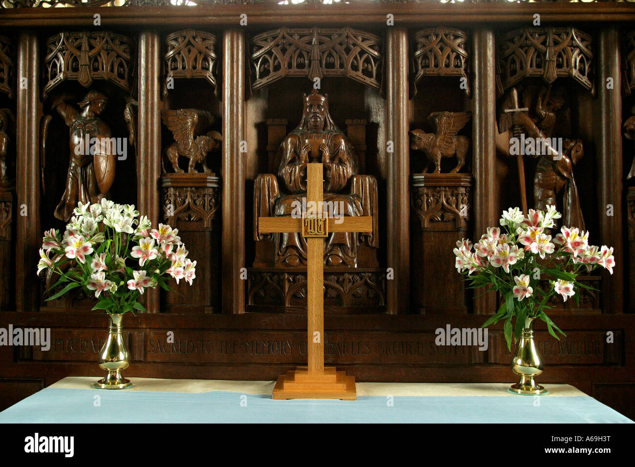 UK Angleterre Buckland Worcestershire St Michaels Church Charles Brough Scott memorial autel en bois sculpté Banque D'Images