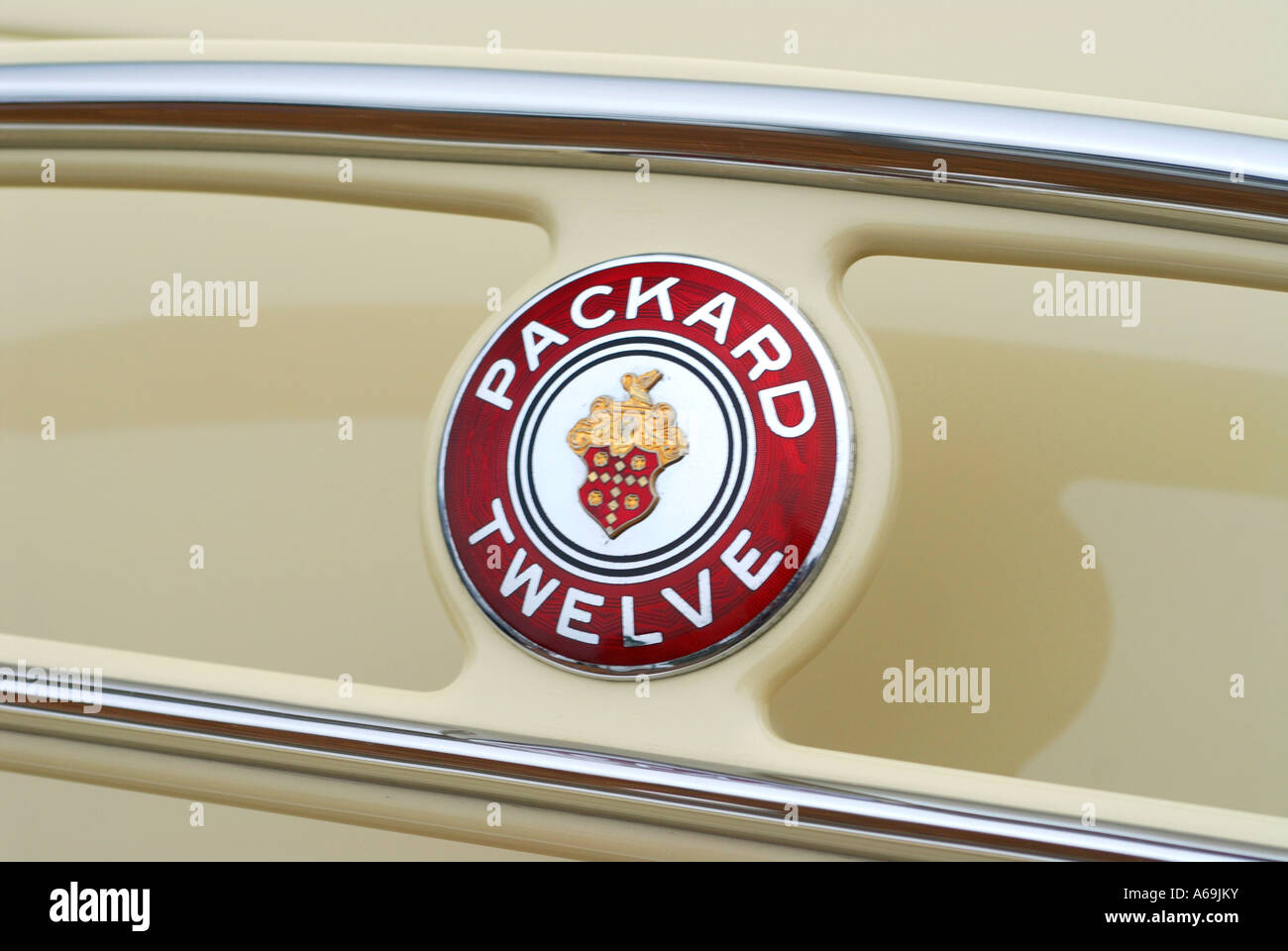 '12' 'Packard émaillé d'un insigne sur 'couvercle', USA' Banque D'Images