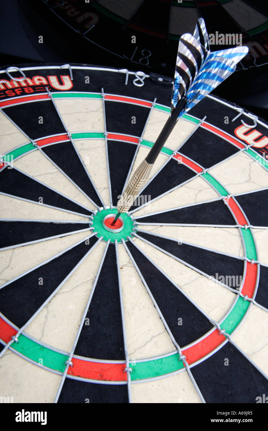 Dart unique dans une cible. Bullseye. Jeu de lançant des fléchettes sur une cible. Banque D'Images