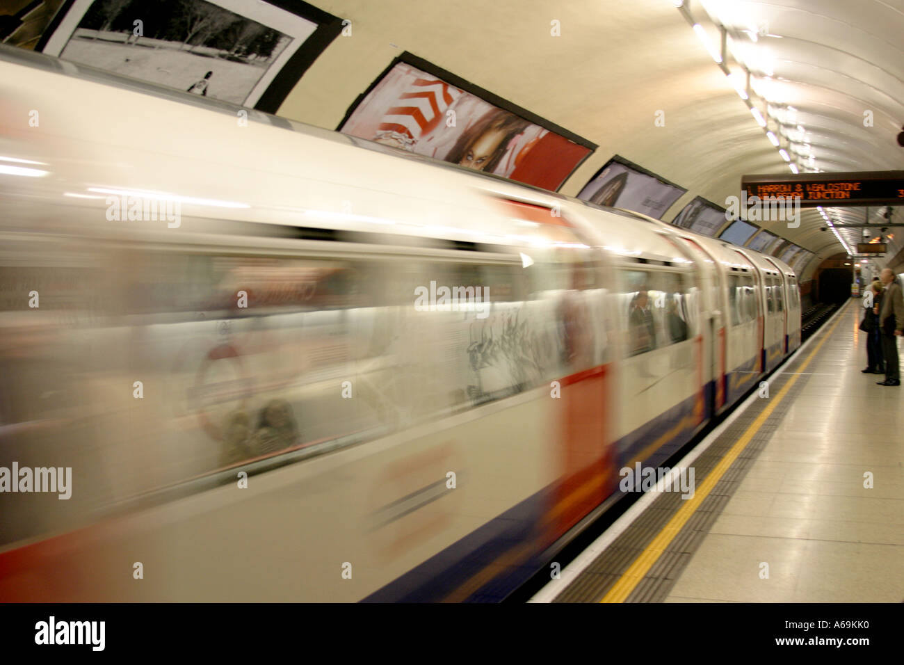 Train dans la plate-forme le tube London UK Banque D'Images
