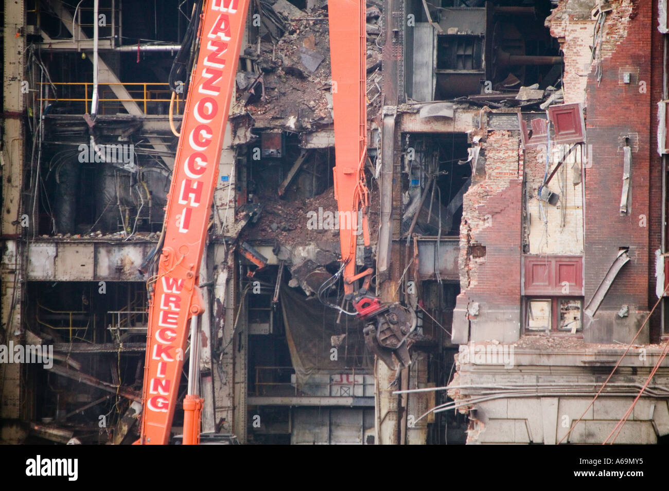 Vue d'une grue de construction à démolir un vieux bâtiment USA Février 2006 Banque D'Images