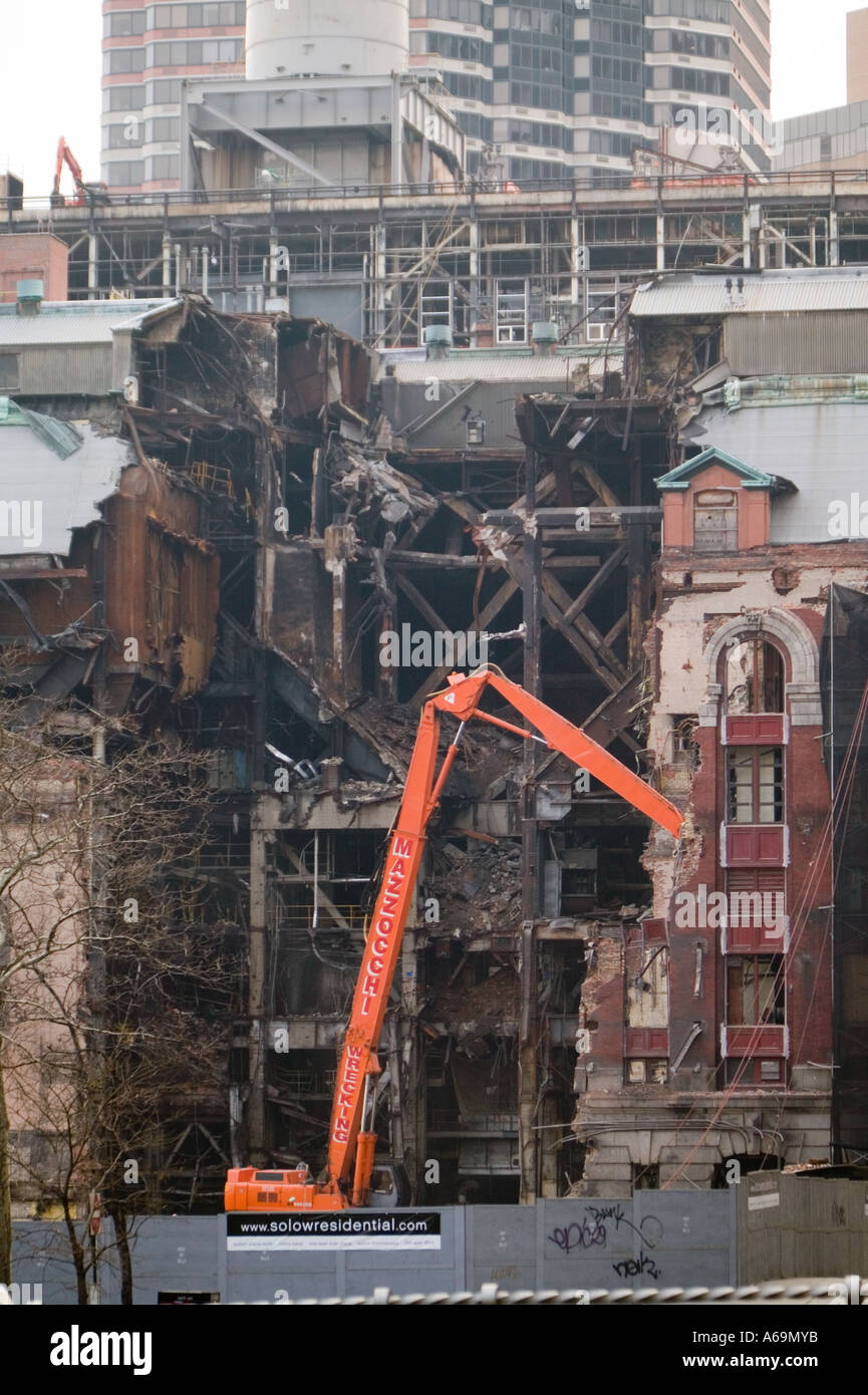 Vue d'une grue de construction à démolir un vieux bâtiment USA Février 2006 Banque D'Images