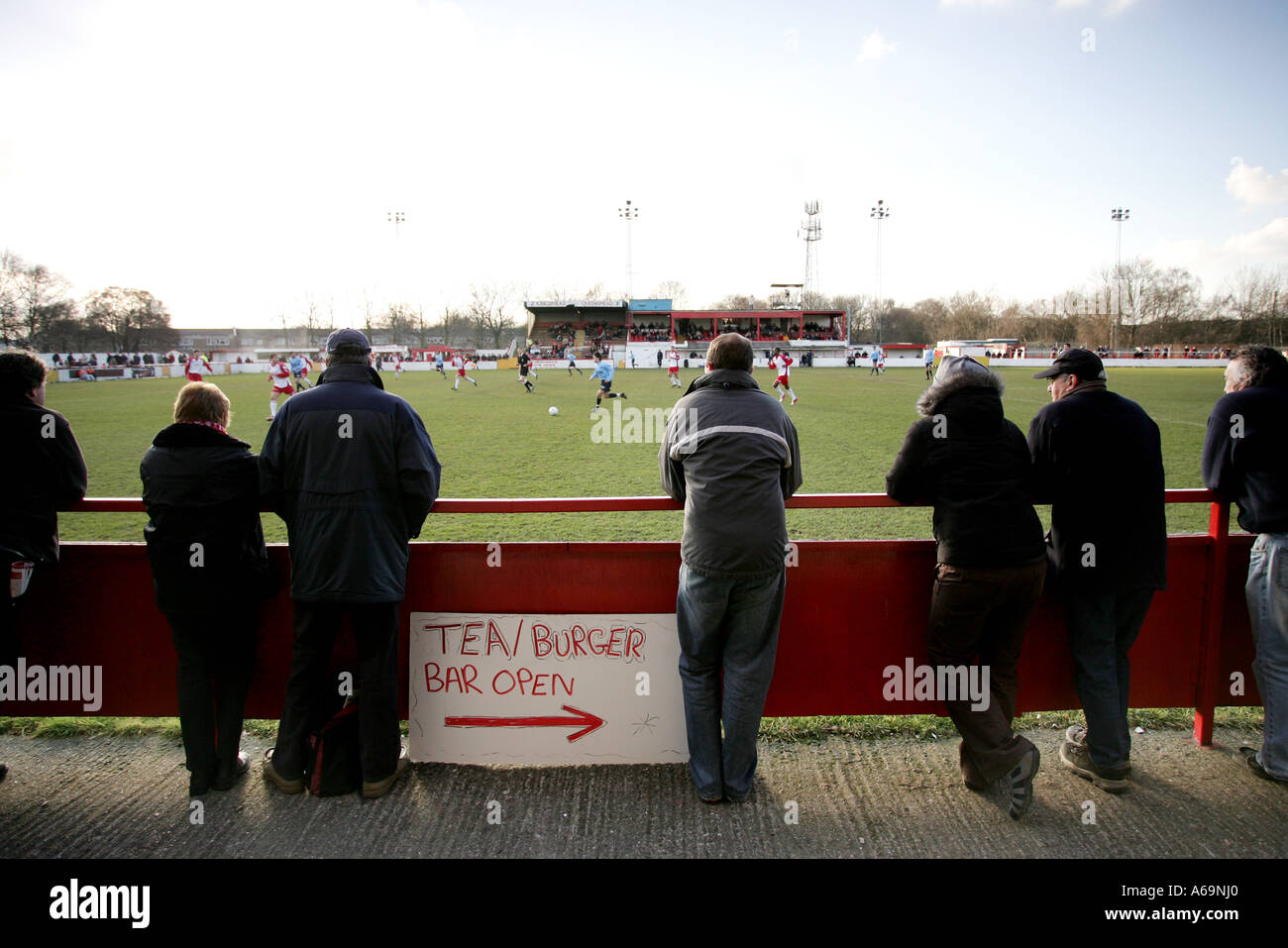 Les fans de football, regarder un match Banque D'Images