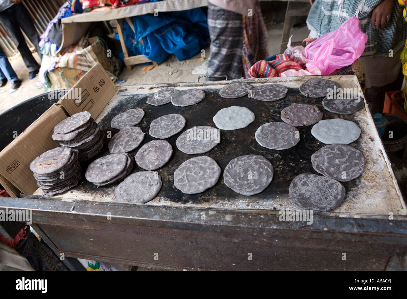 Les tortillas de maïs maïs noir negra Momostenango Guatemala Banque D'Images