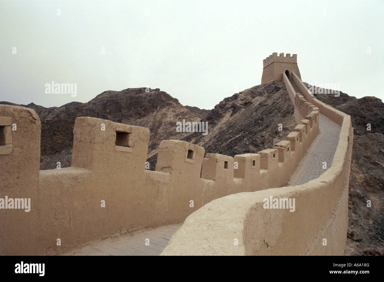 La Chine, au Gansu, Jiayuguan, Xuanbi Changcheng (mur en surplomb), remparts, chemin reliant fort de montagne Banque D'Images