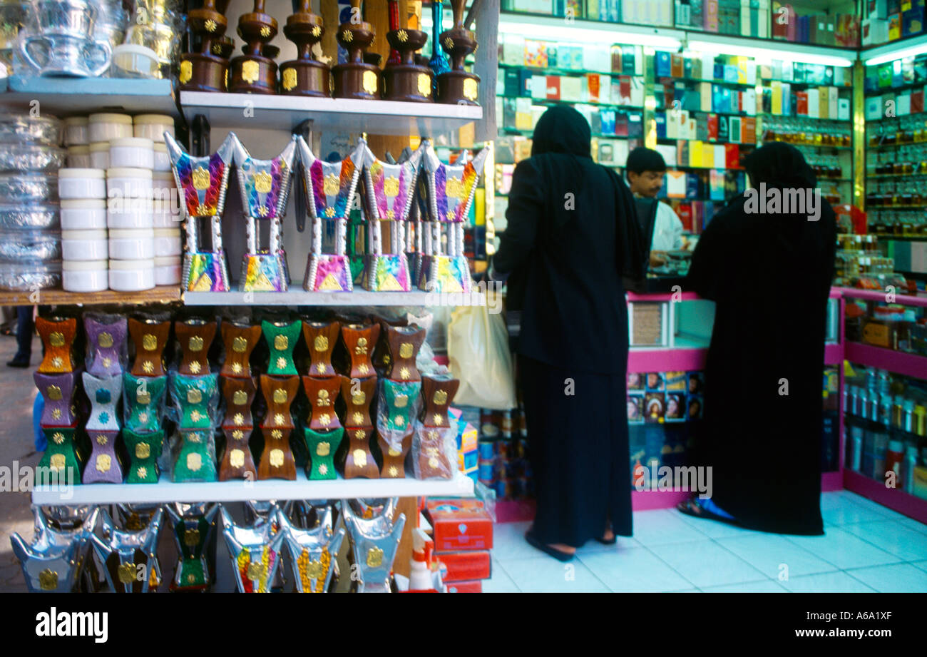 Abu Dhabi UAE Women Shopping in traditionnel. Dans un magasin de parfums Souk Banque D'Images