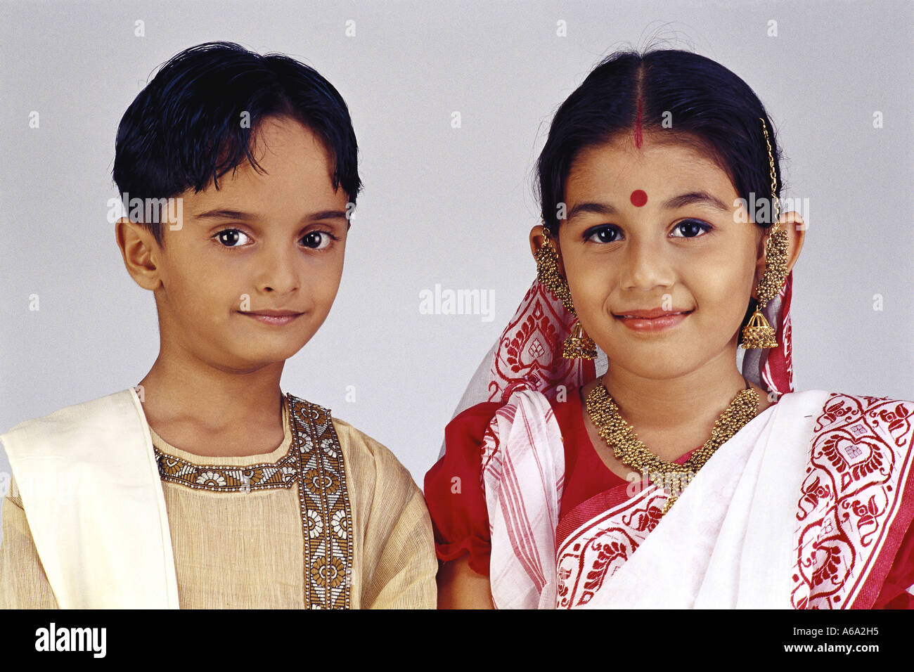 VDA77172 enfants habillés comme couple Bengali indien en costume traditionnel Milieu Shot MR# 502# 501 M. Garçon Banque D'Images