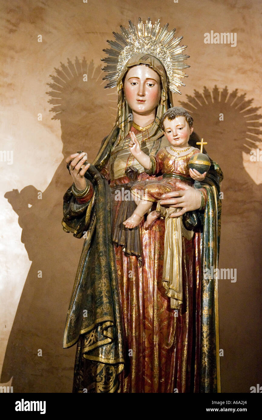 La Vierge avec l'Enfant Jésus, l'église San Vicente, Séville, Espagne Banque D'Images