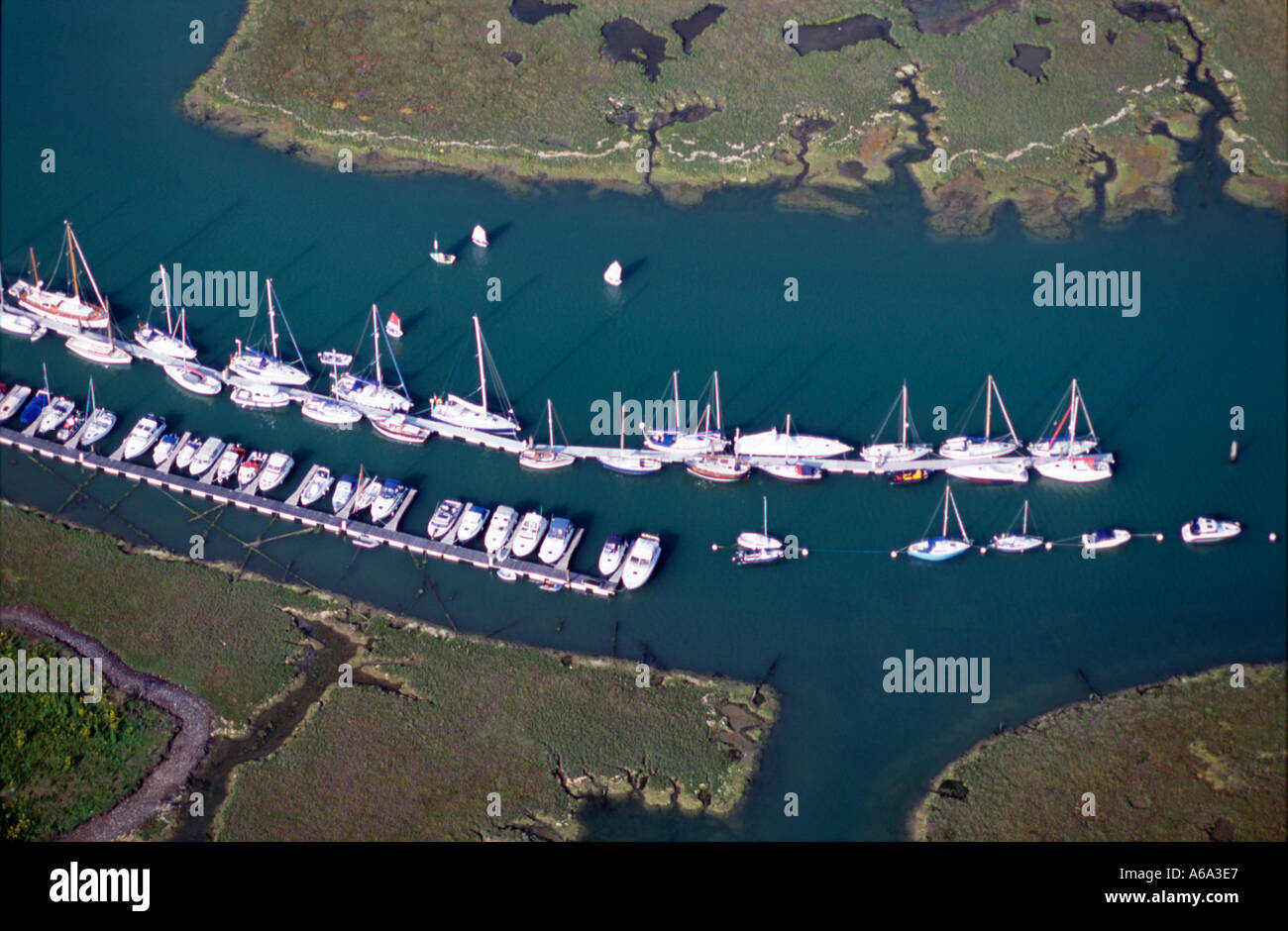 Vue aérienne de yachts amarrés dans la rivière Lymington Solent Hampshire UK Banque D'Images