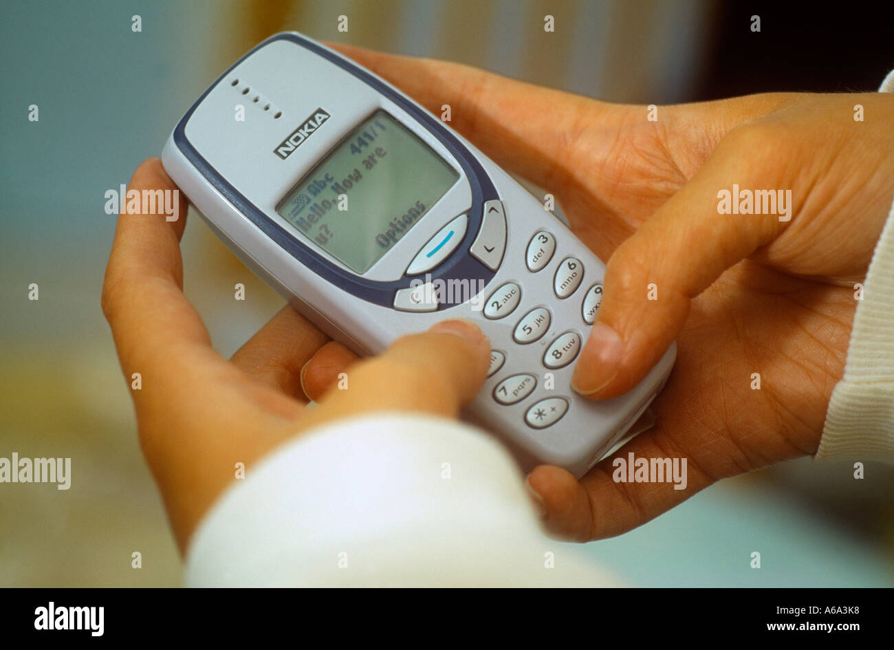 L'envoi de message texte sur téléphone mobile Nokia 3310 Banque D'Images