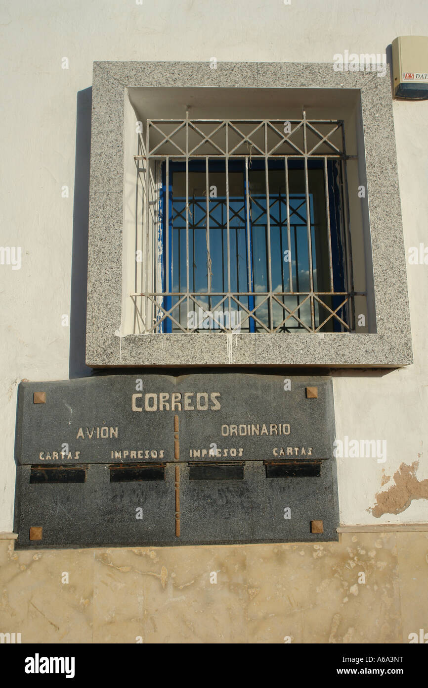 Boîte aux lettres de la poste principale de Sidi Ifni (Maroc).C'est un témoin de la période de la présence Espagnole Banque D'Images