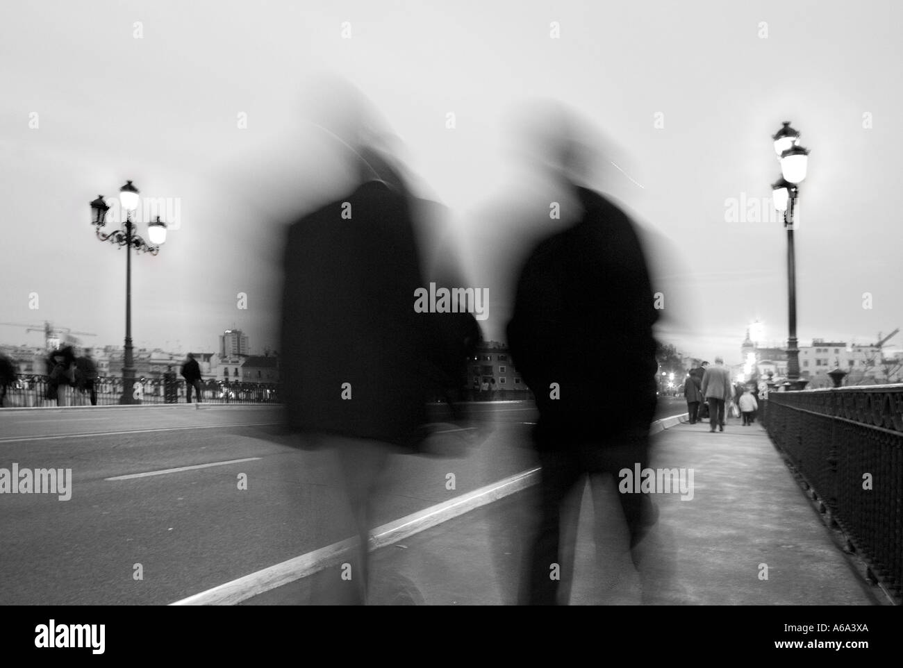 Les gens qui marchent sur la rue au crépuscule, Séville, Espagne Banque D'Images