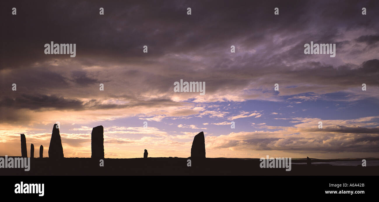 Cercle de pierre dans la lumière du soir à Orkney Brogar îles du nord de l'Écosse continentale Banque D'Images