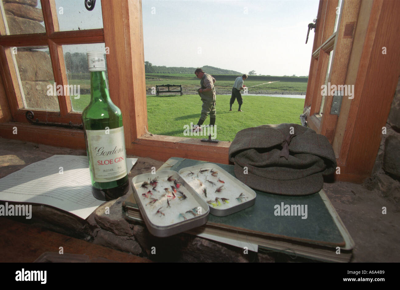 La pêche au saumon sur la rivière Tweed avec mouches dans bothy Banque D'Images