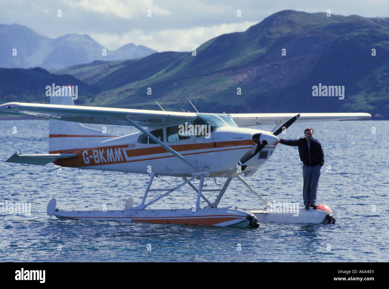 Amphibiens Cessna 180 dans un Loch Highland Ecosse Banque D'Images