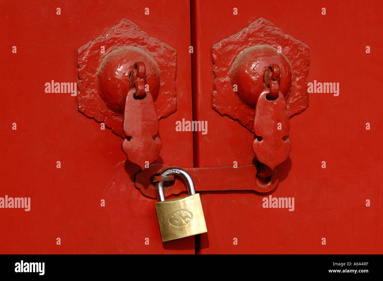 Rouge antique porte avec verrou à Forbidden City Beijing Chine Banque D'Images