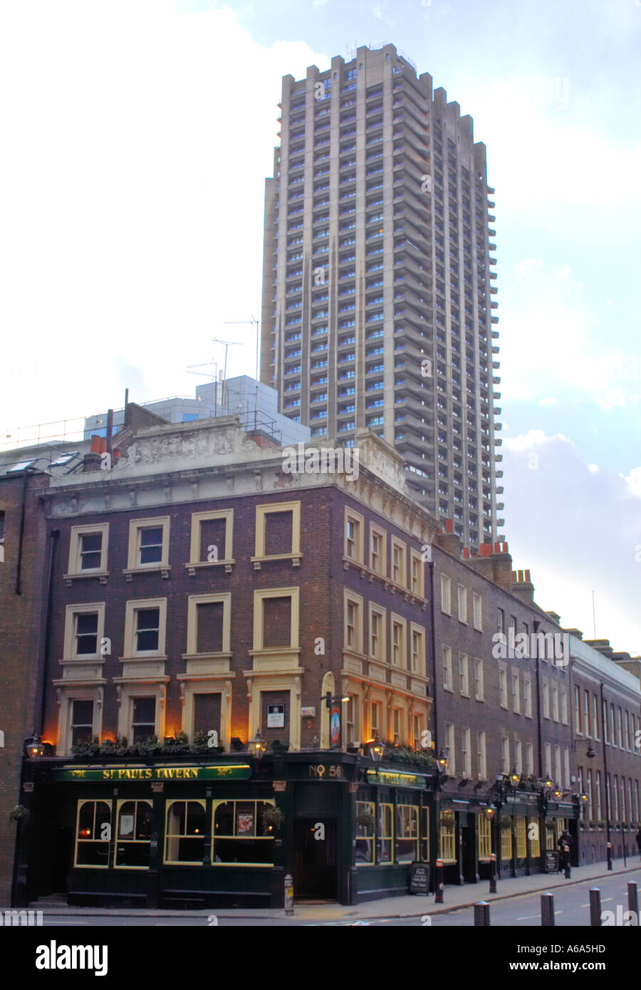 Barbican tower au dessus de St Paul's Tavern Pub dans City of London Banque D'Images