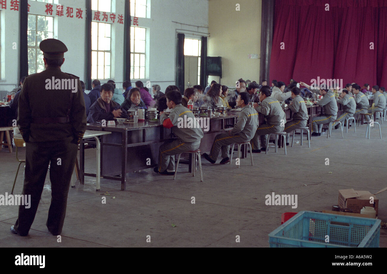 Les détenus d'un établissement correctionnel pour jeunes contrevenants mangent avec des membres de leur famille dans le mess de la prison. 20-JAN-2000 Banque D'Images