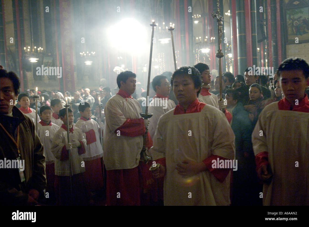 Les fidèles d'âge divers Célébrer la veille de Noël pendant la messe de Noël à l'Église catholique Xishiku Beijing 2005-12-24 Banque D'Images